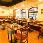 そらまめらぁめん本舗 - テーブル席を数多く設置し、お客様にゆったりとお食事していただけるように配慮しています。大小テーブル席やカウンターがあるのでおひとり様からファミリーまで幅広くご利用いただけます。