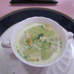 シェ オガワ - 最初はグリーンピースのスープ、塩味を抑えて食材本来の味を引き立てるスープに仕上がってます