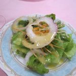 She Ogawa - サラダは野菜の赤肉メロンソースがけです。