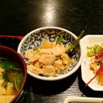 たに飲み処食い処 - 小鉢　高野豆腐、キヌサヤ、玉ねぎの玉子とじ