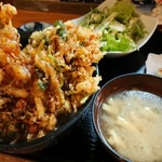 鳳翠 - 玉子とニラの煮物も付いて、味噌汁も濃厚で美味しい！