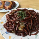 岩崎屋 - 岩崎屋(群馬県太田市寺井町)焼そば(中)330円・焼まんじゅう(1本)180円