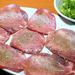 Shichirin Yakiniku Wakabaya - 特製ネギたっぷり！塩タン　肉質はもちろん「特製」のネギと一緒に食べるのが最高。味付けにもこだわりが