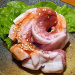 Shichirin Yakiniku Wakabaya - カルビ　焼き上がったら好みの大きさに切っていただく。食事でハサミを使うのが楽しい。女性にも大人気。