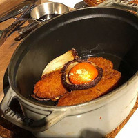 キハチ 青山本店 - 牛肉のチーズカツレツココットロースト 濃縮葡萄のソース