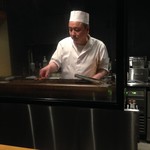 とり口 - 見事な手さばきの西口さん。店名であるとり口さんの口は、西口さんの口だとか！