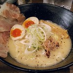 座王 心斎橋店 - 【座王ラーメン濃いめ 特製煮玉子入り】￥890