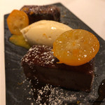 カーサ・デル・チーボ - チョコレートのカタラーナとホワイトチョコムースを金柑のコンポート添え