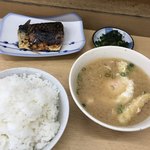 栄食堂 - 塩サバ、野沢菜、みそ汁玉子入り