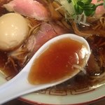 中華そば しば田 - 醤油の旨味が効いたスープ