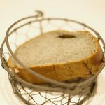 La Brianza - ランチコース 3000円 の黒胡麻のパン