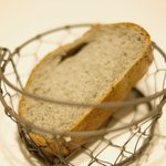 La Brianza - ランチコース 3000円 の黒胡麻のパン