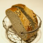 La Brianza - ランチコース 3000円 の黒胡麻のパン