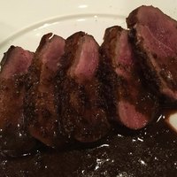 カーサ M - ハンガリー産鴨ロース肉の炭火焼き 赤ワインソース