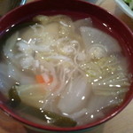 ハルコロ - ランチ全品には汁ものがつきます。具だくさんです。内容は鮭、大根、人参、白菜がふんだんに使われています。