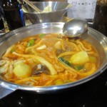 두끼  - 鍋が煮たぎったら今度は好きなスープを選んで鍋に入れたら鍋の出来上がり、私達は２番目に辛いスープにしてみました。
            