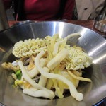 두끼  - ビュッフェだったんで私達も最初は控えめに鍋の食材を選んでテーブルに運んで来ました。