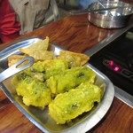 두끼  - ビュッフェにはおでんや天ぷらもあったので鍋が煮たぎるまでこれらで腹ごしらえです。
            