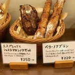 パンやきどころ RIKI - 商品棚１