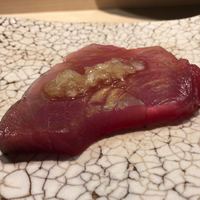 鮨 なんば 日比谷 - これはキンキンに冷やして。軽やかな酸味と雑味ない肉の味わいがねっとりとした身質の中に感じられる。