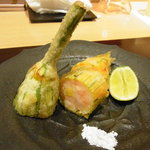 神保町 傳 - 海老のすり身を入れたズッキーニの花を揚げたもの