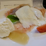 山猫軒 - トスカーナのブリナータとブッラータの蜂蜜がけに生ハムとルッコラのサラダ