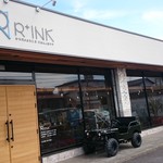 cafe R+INK - 店の入口：ミニバギーがある、ちゃんとエンジンが付いている