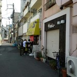 好麺 たまらん - 土曜日の開店5分前、すでに並びが