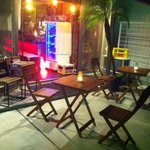 Sabbath Cafe Bar&Shisha Garden - お店の前のスペースでは外でも飲めるようになっています。