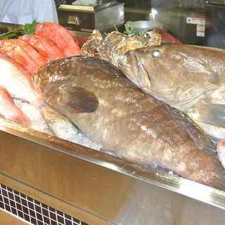 カウンター席①
                                  (※鮮度抜群の魚介類たち)