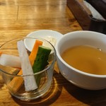 Gensen Katamariniku Tabehoudai Nikubaru Yokochou - セットのサラダ(野菜スティック)とスープ