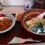 辰の子食堂 - 昔風ラーメン半カレー。