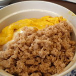 山越カフェ - そぼろ丼アップ。　そぼろは甘みは結構強めです。そのお陰でツヤツヤご飯が進んじゃう。♪