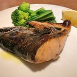 スガハラ - 青森 桜鱒 かま + 小松菜 + ブロッコリー（アップ）