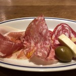 スガハラ - パルマ産生ハム + フェンネルシード入りサラミ + 黒胡椒入りサラミ + タレッジョチーズ + 小桃の酢漬け（アップ）