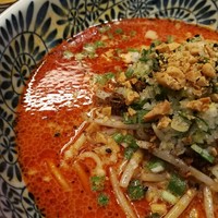中国菜エスサワダ - ペーストのようにコク深いごまとナッツの風味豊かなスープに、ラー油や山椒の辛味がマッチ