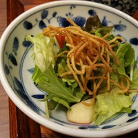 中国菜エスサワダ - パリパリ揚げ麺と香り良いドレッシングのサラダは、林檎入りで爽やか