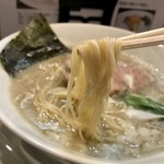 麺創 なな家 - 【限定】パールグレーな煮干豚骨 麺リフト