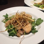 Neo Taiwanese Restaurant tabunoana - 豚肉パクチーのせ