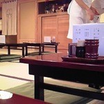 尾花 - 店内（開店時）。