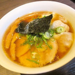 醤油ワンタン麺