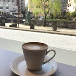 ツルさんのコーヒー 眼鏡橋店 - 店内からの眺め