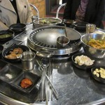 Loco Quan 401 Restaurant Busan - 料理写真:注文が終ったらテーブルに様々な前菜やキムチが並びます。
