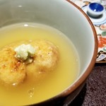 馳走 啐啄一十  - ②加賀蓮根饅頭(繋ぎ無し)の羅臼昆布出汁餡
      丁寧に摺り降ろした加賀蓮根は表面を軽く揚げてあっても、柔らかみのある蓮根の薫りが、立ち登ります。