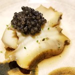 馳走 啐啄一十  - ④煮真高鮑(長崎県産)にフレッシュキャビアをのせて
      真高鮑は程好い旨みと柔らかく肉厚な身が特徴で極薄味で蒸してあります。
      フレッシュキャビアの旨みと塩味が鮑を邪魔せずに良い調和を奏でています。