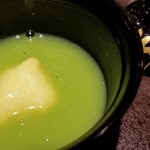 馳走 啐啄一十  - ④煮真高鮑(長崎県産)にフレッシュキャビアをのせて
      真高鮑は程好い旨みと柔らかく肉厚な身が特徴で極薄味で蒸してあります。
      フレッシュキャビアの旨みと塩味が鮑を邪魔せずに良い調和を奏でています。