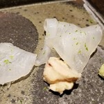 馳走 啐啄一十  - ⑥真子鰈(広島県呉産・2日寝かせ)
      
      ⑦カワハギ (瀬戸内海産・5日寝かせ)
      今回は肝を脱水処理して寝かせてあり、円やかな口当たりの濃厚クリームチーズみたい。
      それをカワハギの身で包んで頂きました。