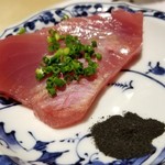 馳走 啐啄一十  - ⑫もち鰹(静岡県御前崎産・3日寝かせ)
      もち鰹とは春先に取れる鰹で、身に脂肪分が少ないため身に弾力があり、つき立ての餅のような食感から、もち鰹と言われます
      
      もち鰹は寝かせよりも活きを優先する魚です