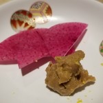 馳走 啐啄一十  - ⑯紅くるり大根(石川県金沢産)、フォアグラと酒粕のペースト
      鮮やかな色合いの紅くるり大根は苦味がなくシャキシャキとした食感でほのかな甘みがあり、フォアグラと酒粕の濃厚な味わいのペーストを付けて頂きます