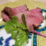 馳走 啐啄一十  - ⑰福島牛(福島県産)のローストビーフ
      備長炭でじっくり焼き上げられ、 芳ばしく薫り立っています。